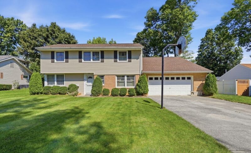 216 Esther Ln, Findlay